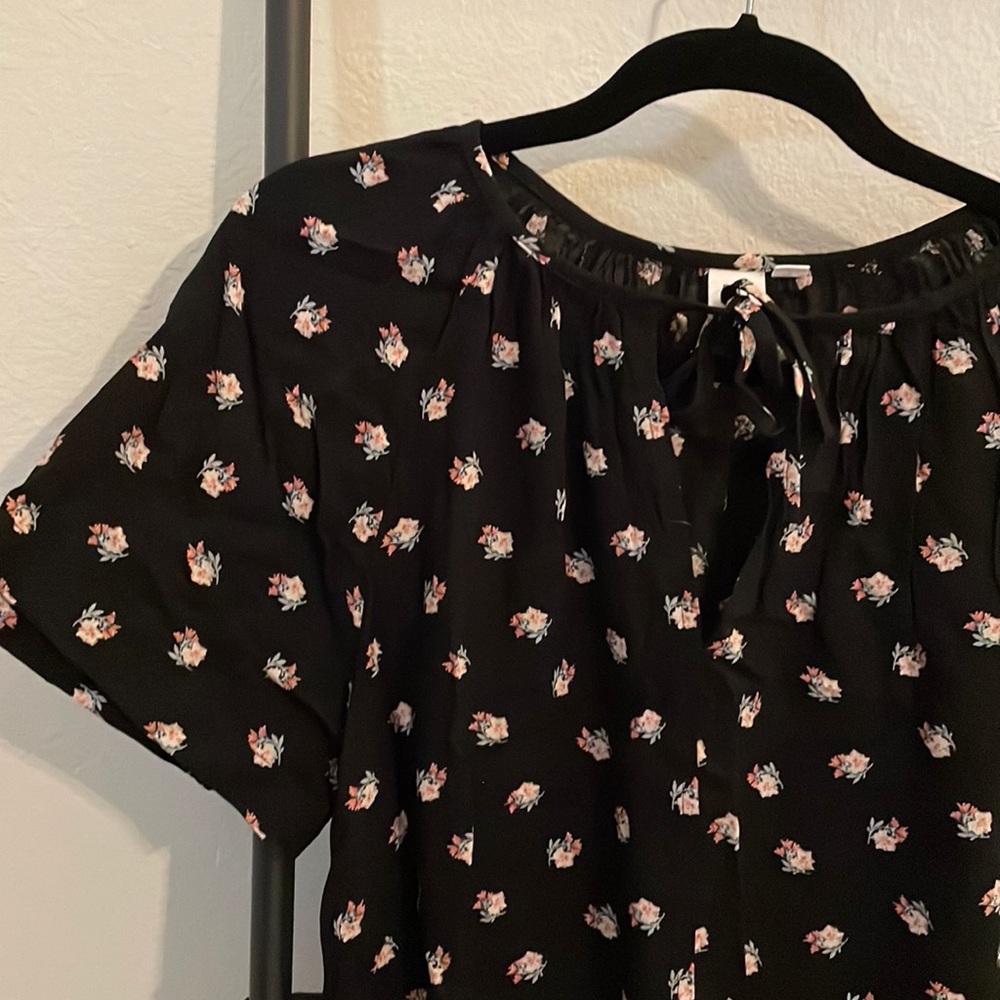 NWOT Lightweight floral GAP blouse perfect for spring!